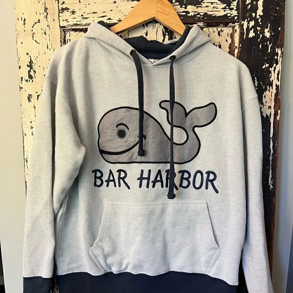 Women’s Super cute Retro Bar Harbor Maine Whale sweatshirt. Size M.